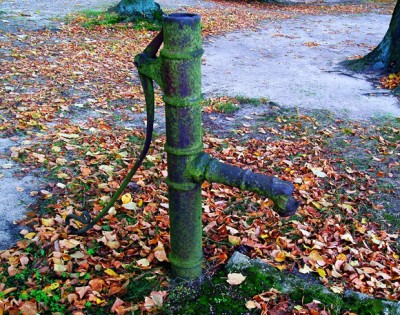 Alte Pumpe im Herbst