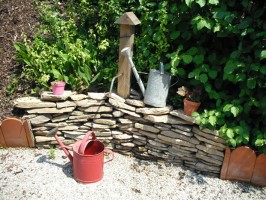 Brunnen bohren kosten: Trockenmauer mit Gartenbrunnen